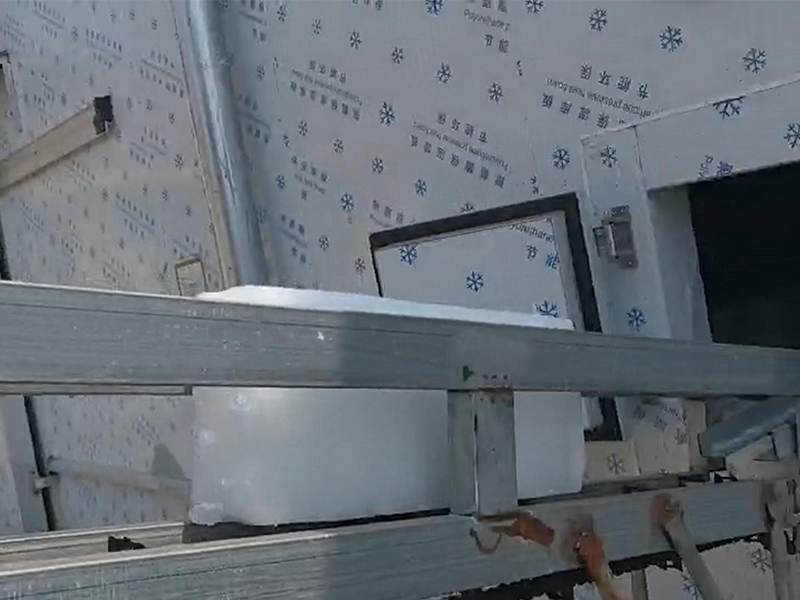 Transfert efficace de blocs de glace : intégration transparente des machines à glace en blocs et du stockage frigorifique