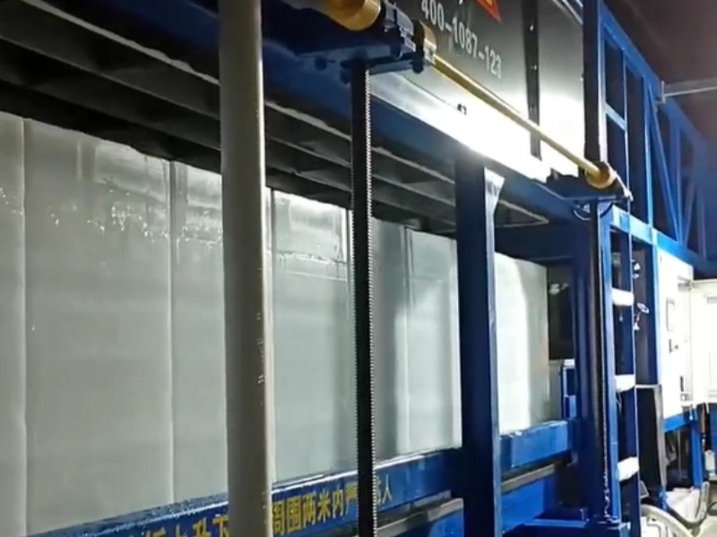 Essai réussi pour une machine à blocs de glace de 50 kg atteignant une capacité quotidienne de 15 tonnes